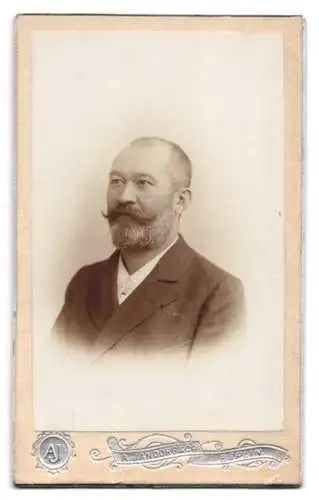 Fotografie A. Jandorf & Co., Berlin, Belle-Alliance-Str. 1 /2, Blick auf das Ateliershaus mit Monogramm des Fotografen
