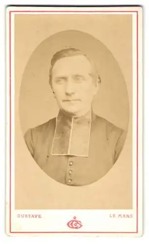 Fotografie Gustave, Le Mans, franzöischer Pastor / Pfarrer im Talar mit Collar