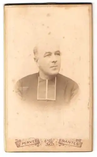 Fotografie J. Pervez, Nantes, franzöischer Pastor / Pfarrer im Talar mit Collar