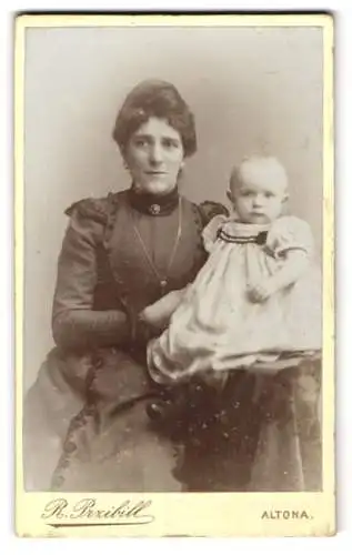 Fotografie R. Przibill, Altona, Hamburger Mutter im dunklen Kleid mit ihrer Tochter, Mutterglück