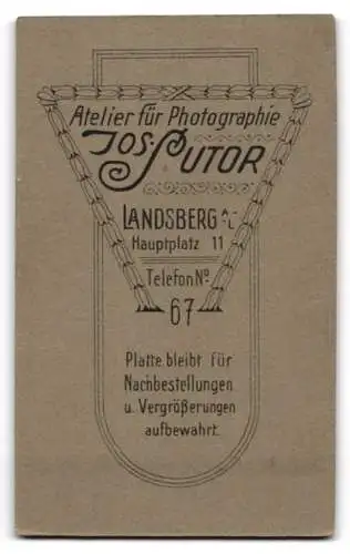 Fotografie Jos. Sutor, Landsberg / Lech, Mutter mit ihrem Kind auf dem Schoss, Mutterglück