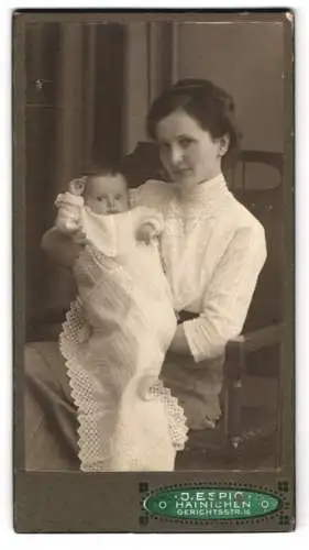 Fotografie J. Espig, Hainichen, hübsche junge Mutter hält ihr Kind im Arm, Mutterglück