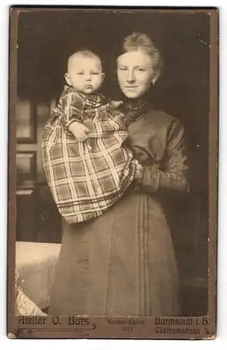 Fotografie O. Burs, Barmstedt i. H., junge Mutter mit ihrem Kind im Arm, Kind trägt Kariertes Kleid, Mutterglück