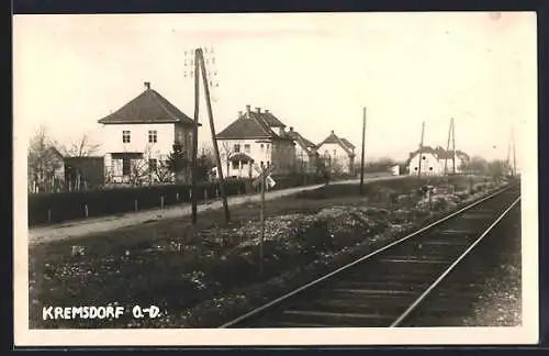 AK Ansfelden /O.-Oe., Kremsdorf, Häuser an den Bahngleisen