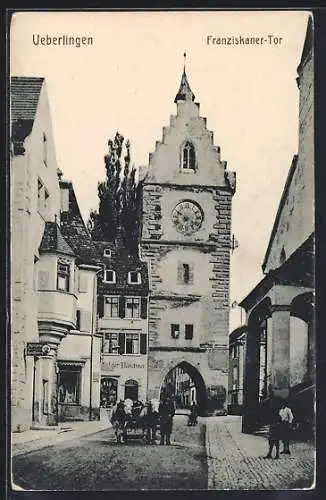 AK Ueberlingen / Bodensee, Strassenpartie am Franziskaner-Tor