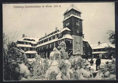 AK Oberwiesenthal, Blick auf das Fichtelberg-Unterkunftshaus im Winter