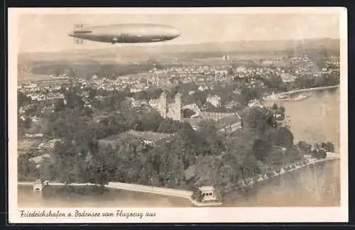 AK Friedrichshafen a. Bodensee, LZ 130 Graf Zeppelin und Ortsansicht vom Flugzeug aus