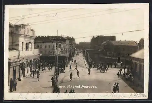 AK Uzhorod, Strassenpartie mit Geschäften und Anlage mit Glocke