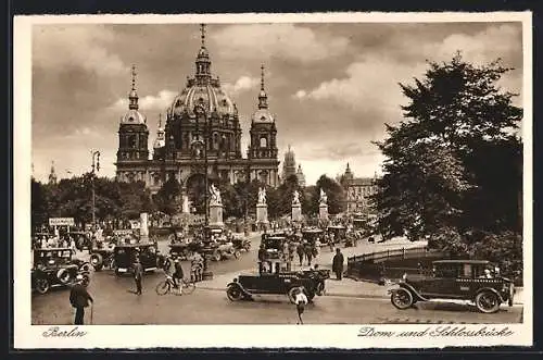 AK Berlin, Taxi vor dem Dom an der Schlossbrücke