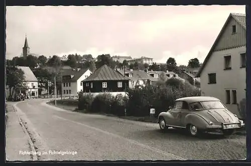 AK Fichtelberg / Fichtelgebirge, Strassenpartie im Ort, Auto DKW