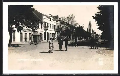 AK Mukacevo, Strassenpartie mit Passanten