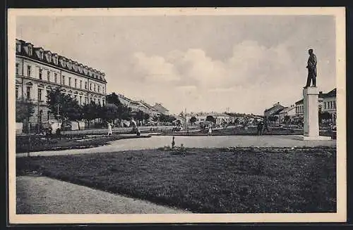 AK Uzhorod, Ortsansicht, Gebäude mit Platz und Statue