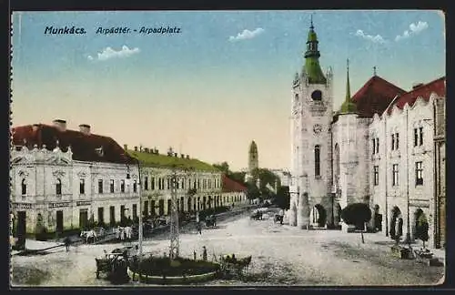 AK Munkacs, Arpadplatz, Kirchturm und Häuserfassaden