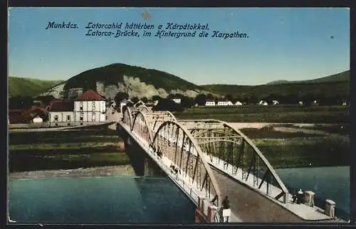 AK Munkács, Latorca-Brücke, im Hintergrund die Karpathen