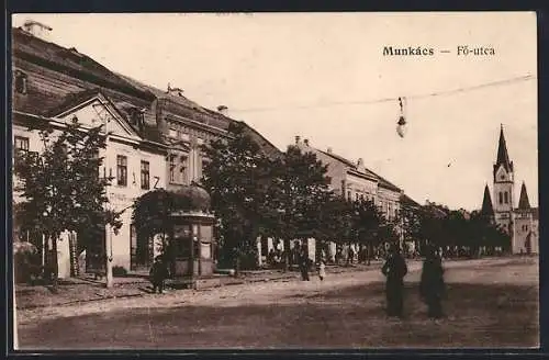 AK Munkacs, Föutca, Hauptstrasse mit Leuten