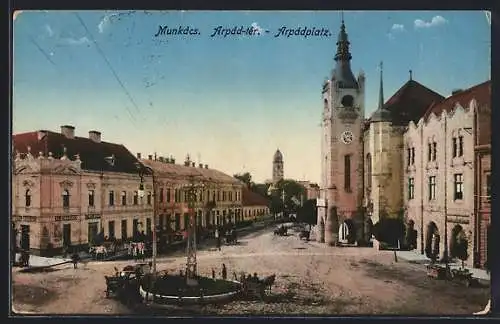 AK Munkacs, Arpadplatz, Kirchturm und Häuserfassaden