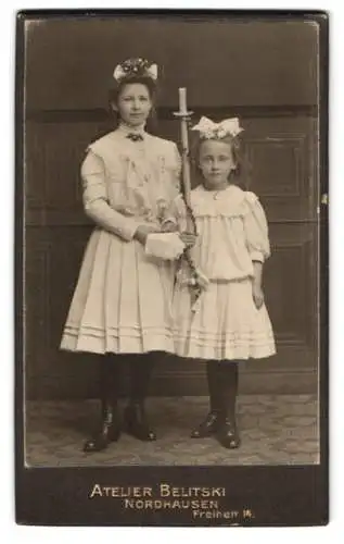 Fotografie Atelier Belitski, Nordhausen a. H., Geschwister Mädchen zur Kommunion mit Kerze und weissen Kleidern