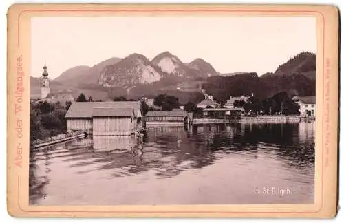 Fotografie Karlmann & Franke, Wien, Ansicht St. Gilgen, Bootshäuser am See mit Teilansicht des Ortes