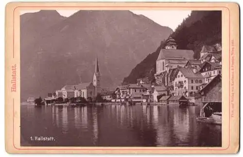 Fotografie Karlmann & Franke, Wien, Ansicht Hallstatt, Uferpartie des Ortes mit Wohnhäusern und Kirche