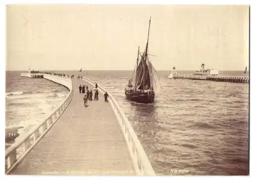 Fotografie Neurdein Freres, Paris, Ansicht Ostende, L`Entree du Port au monument de la Mare, Segelschiff