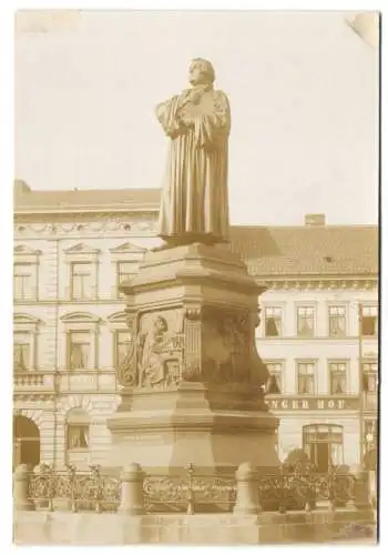 Fotografie unbekannter Fotograf, Ansicht Eisenach, das Lutherdenkmal vor Hotel