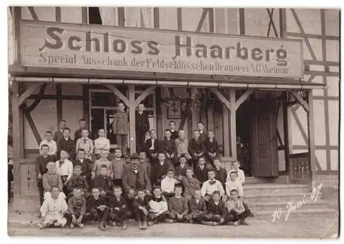 Fotografie unbekannter Fotograf, Ansicht Erfurt, Gasthaus Schloss Haarberg mit Knabengruppe samt Lehrer, 1907