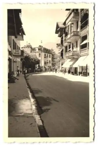 2 Fotografien Ansicht Berchtesgaden, Maximilianstrasse mit Cafe Grassl und Hotel, Kiosk mit Ansichtskartenverkauf