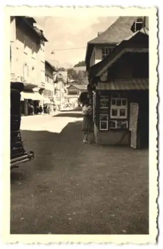 2 Fotografien Ansicht Berchtesgaden, Maximilianstrasse mit Cafe Grassl und Hotel, Kiosk mit Ansichtskartenverkauf