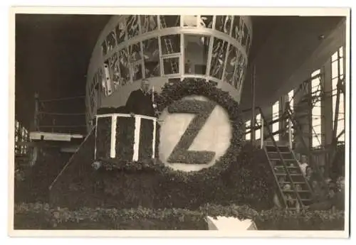 2 Fotografien Ansicht Friedrichshafen, 1928 Taufe des Zeppelin Graf Zeppelin mit Redner Hugo Eckener