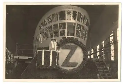 2 Fotografien Ansicht Friedrichshafen, 1928 Taufe des Zeppelin Graf Zeppelin mit Redner Hugo Eckener