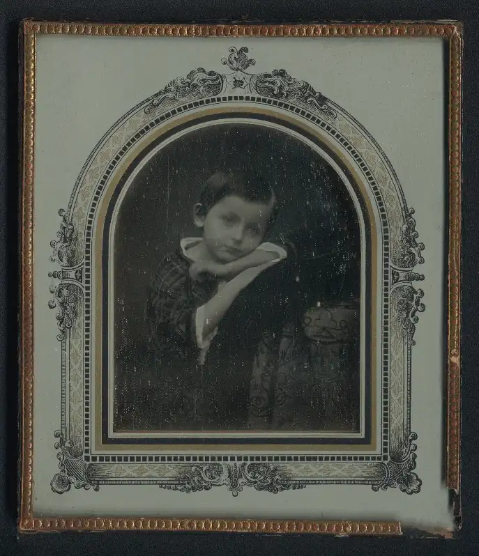 Fotografie Daguerreotypie junger Knabe leht auf seinem Arm, original Glas-Rahmen, ungeöffnet auf Viertelplatte 0