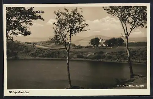 AK Weinfelder-Maar, Landschaftsidylle mit Gebäude