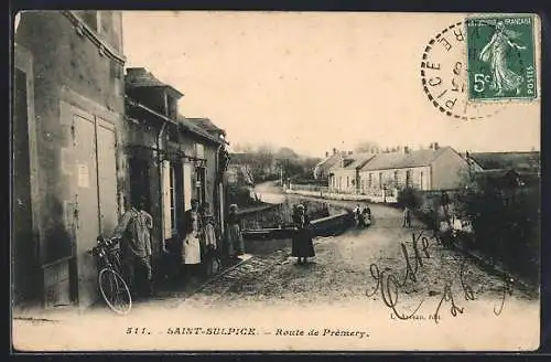 AK Saint-Sulpice, Route de Prémery, Strassenpartie mit Passanten