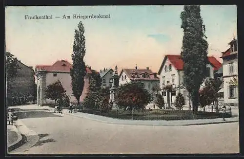 AK Frankenthal / Pfalz, Kriegerdenkmal-Anlage mit Strasse und umliegenden Häusern