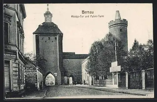 AK Bernau / Mark, Königs-Tor und Pulver-Turm mit Strasse