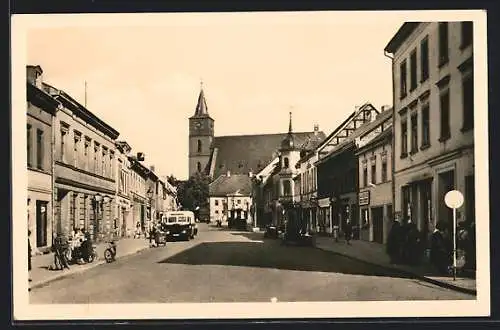 AK Bernau / Mark, Thälmannstrasse mit Kirche und Geschäften