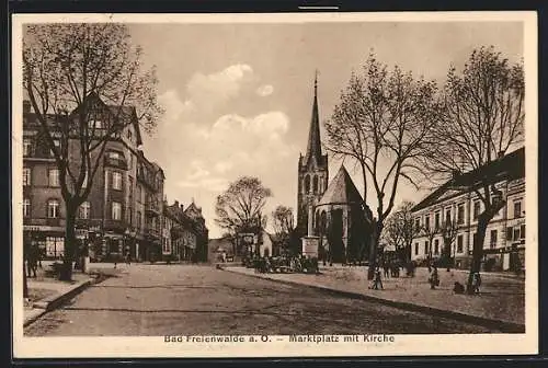 AK Bad Freienwalde a. O., Marktplatz mit Kirche und Säulendenkmal