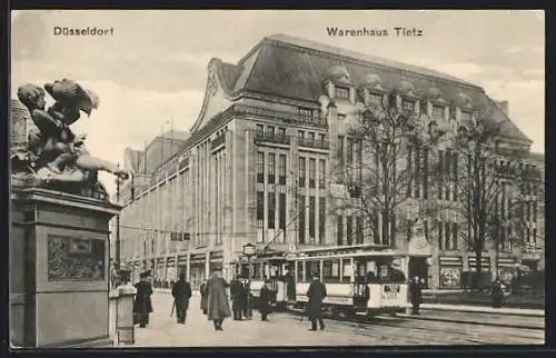 AK Düsseldorf, Warenhaus Tietz mit vorbeifahrender Strassenbahn