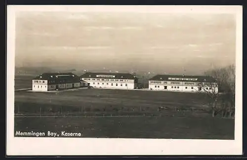 AK Memmingen /Bay., Kaserne mit Umgebung aus der Vogelschau