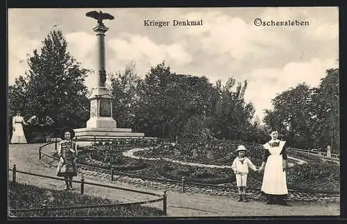 AK Oschersleben, Kriegerdenkmal mit Anlagen und Besuchern