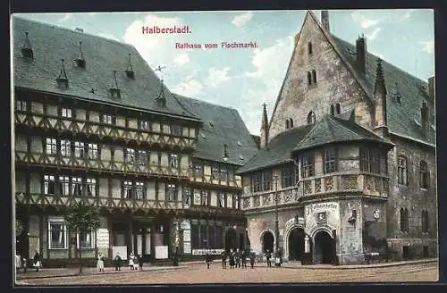 AK Halberstadt, Strassenpartie mit Rathaus (Ostseite)