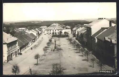 AK Prosec, Strassenpartie mit Säulendenkmal aus der Vogelschau