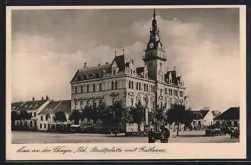 AK Laa an der Thaya, Stadtplatz mit Rathaus