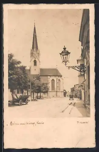 AK Brunn am Gebirge, Strassenpartie mit Kirche