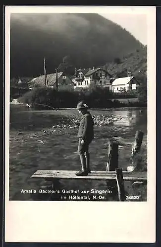 AK Schwarzau im Gebirge, Gasthof Zur Singerin im Höllental, Bes. Amalia Bacher, Kind am Fluss