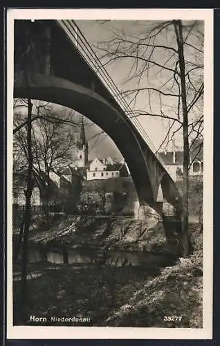 AK Horn, Uferpartie mit Brücke u. Blick auf Kirche