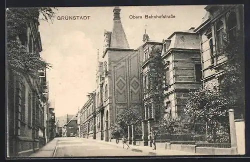 AK Grünstadt / Pfalz, Obere Bahnhofstrasse mit Turmgebäude