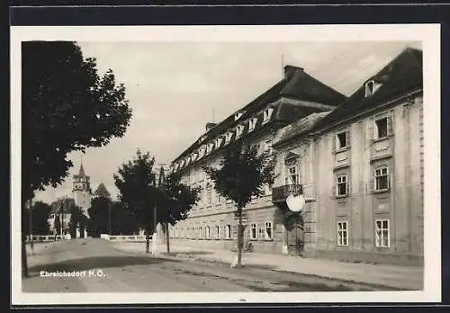 AK Ebreichsdorf /N.-Ö., Strassenpartie mit Apotheke