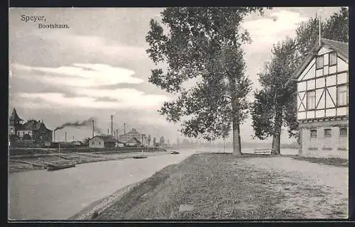 AK Speyer, Bootshaus mit Booten auf dem Fluss