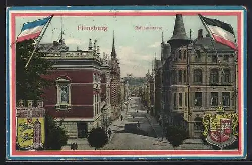 AK Flensburg, Rathausstrasse mit Passanten, Wappen und Fahnen